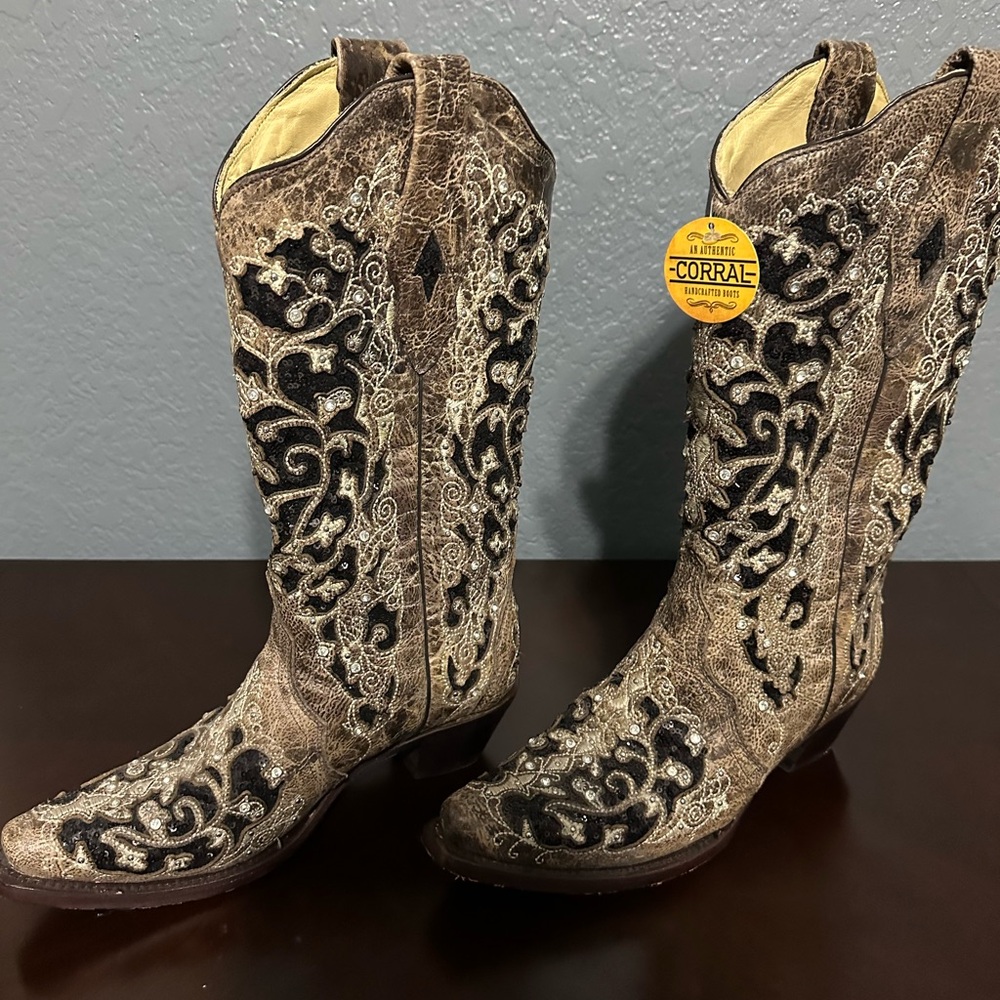 Corral Black and Tan Embroidered Boots - Picture 5 of 11